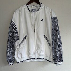 Vintage Nike Women’s Bomber Jacket Size Medium 10-12
